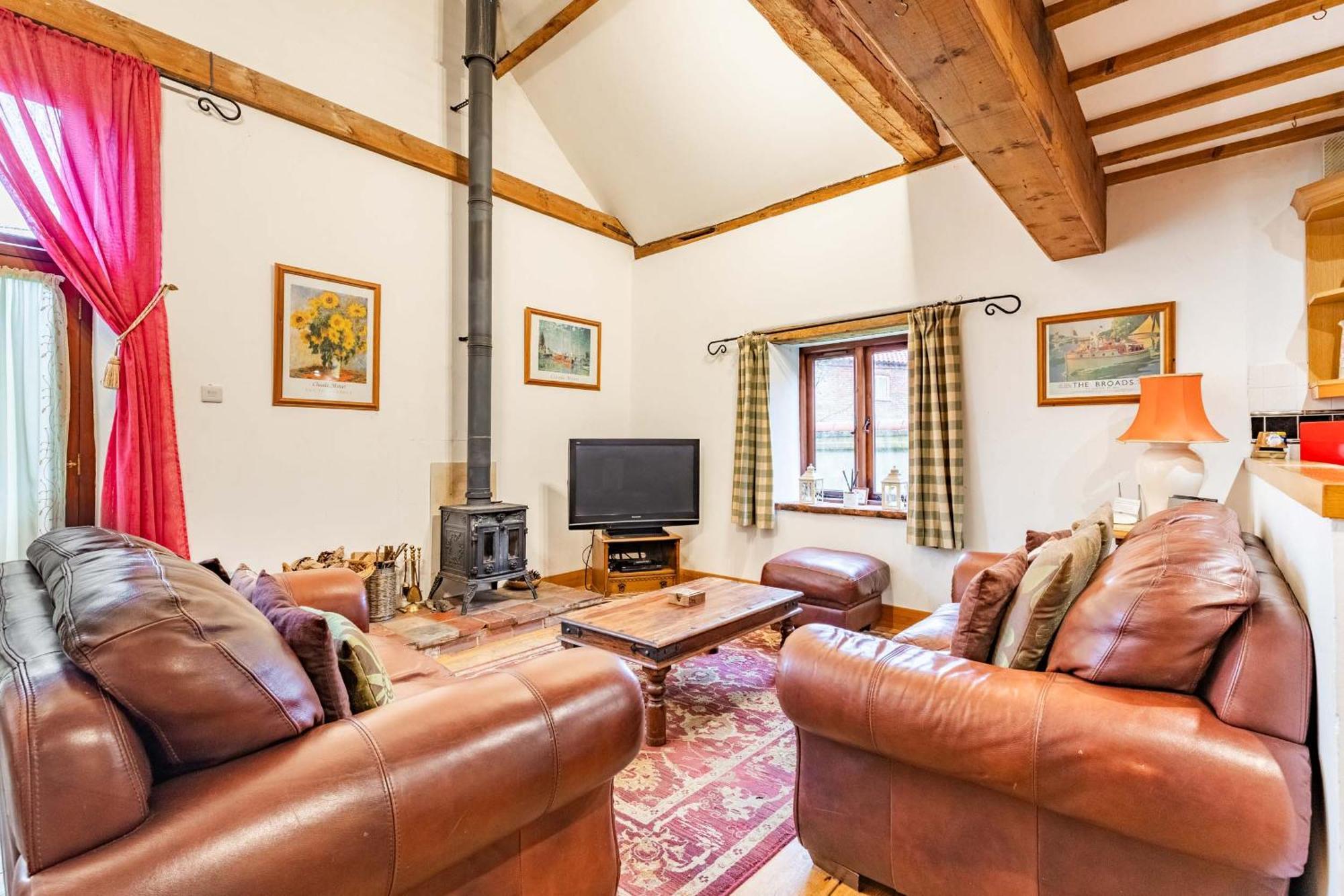 Threshers Barn And Shire Horse Barn Cawston